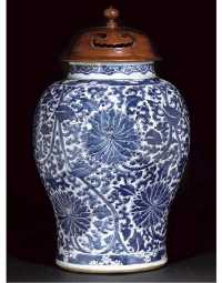 17th Century A large blue and white baluster jar and wood cover